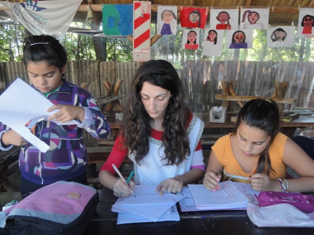 ManosenAccion's tweet photo. #manosenacción en #educación! Comenzó #ManosEducando, nuestro programa de apoyo escolar 👏 Gracias a las profes! ❤ https://t.co/oibcwZaRoK