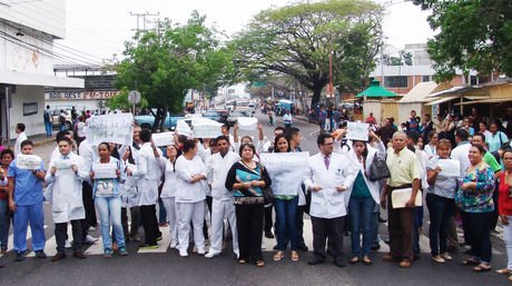 ElNacionalWeb's tweet photo. Médicos en Barinas protestan cansados de trabajar con las “uñas” https://t.co/uCQLYtTlAS https://t.co/KmQ4wlvYSy