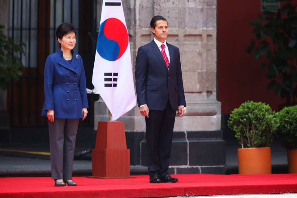 PresidenciaMX's tweet photo. El Presidente @EPN recibió a la Presidenta de la Rep. de Corea, Park Geun-hye #CoreaEnMéxico https://t.co/LVm9yaKDR9 https://t.co/xs795pFJJp