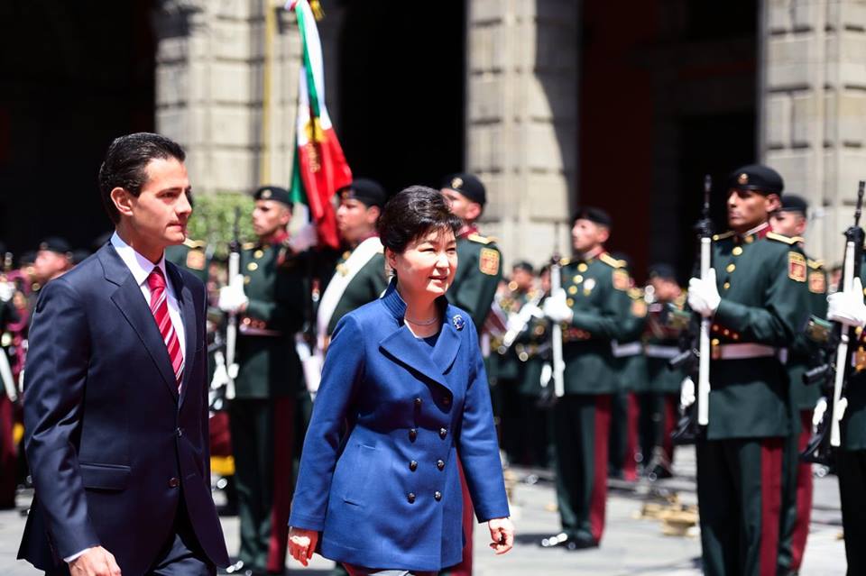 PresidenciaMX's tweet photo. El Presidente @EPN recibió a la Presidenta de la Rep. de Corea, Park Geun-hye #CoreaEnMéxico https://t.co/LVm9yaKDR9 https://t.co/xs795pFJJp