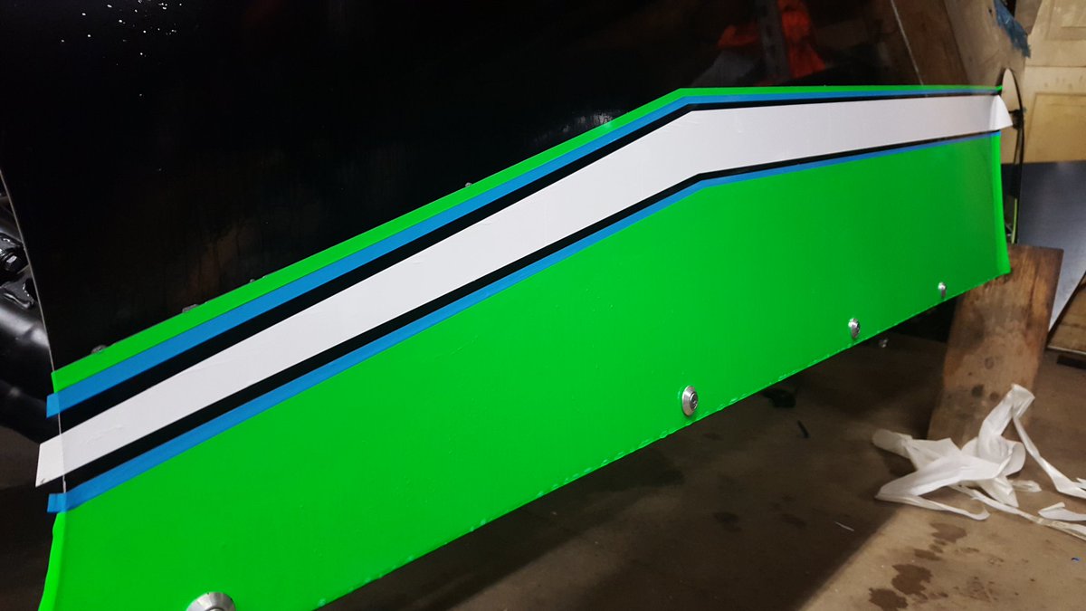 PT_Racer35's tweet photo. Decals going on a late model. Looking good! #RMdesigns https://t.co/7JvilLh1Zb
