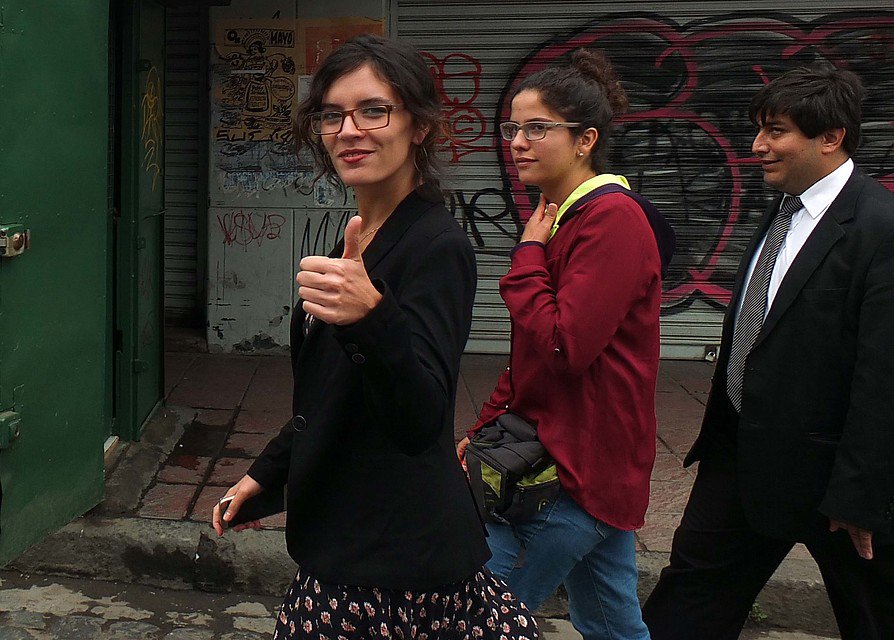 el_dinamo's tweet photo. Camila Vallejo propuso “trabajos comunitarios” para menores detenidos por destrozos públicos https://t.co/9Q7Gwdz4OI https://t.co/ZRh9J77XCe
