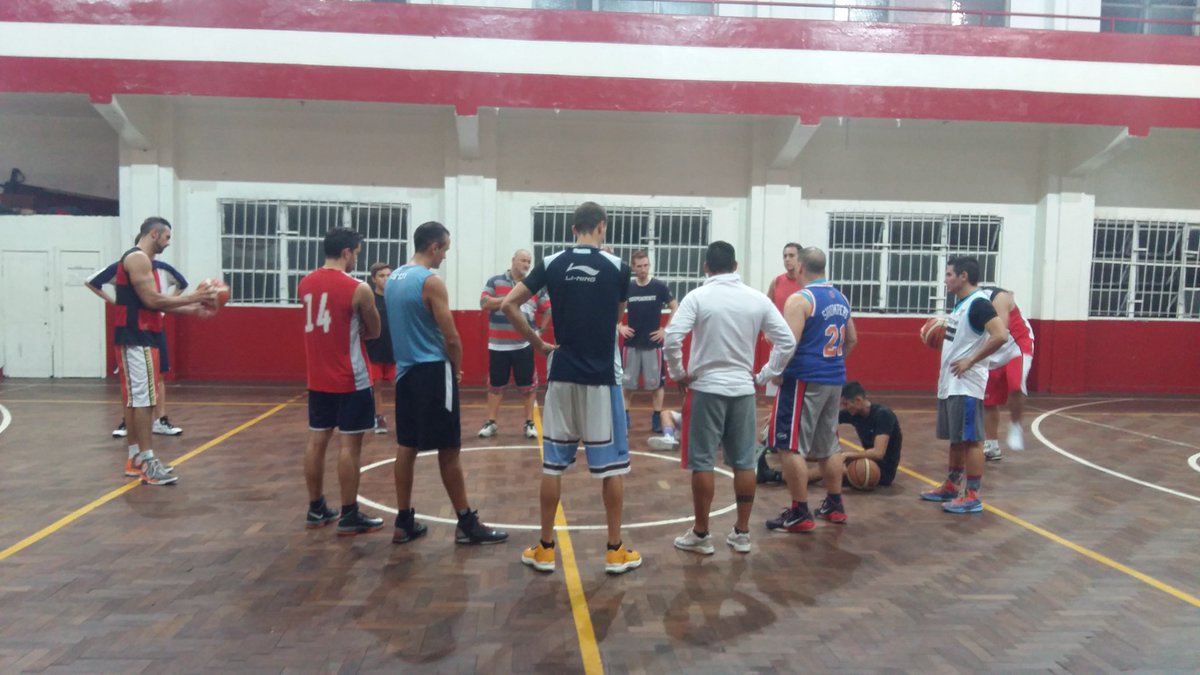 FloraGp's tweet photo. #BÁSQUET 》Antes de comenzar el entrenamiento; el plantel de #Independiente repasa el partido ante #WildeSP. https://t.co/QmW78dk14K