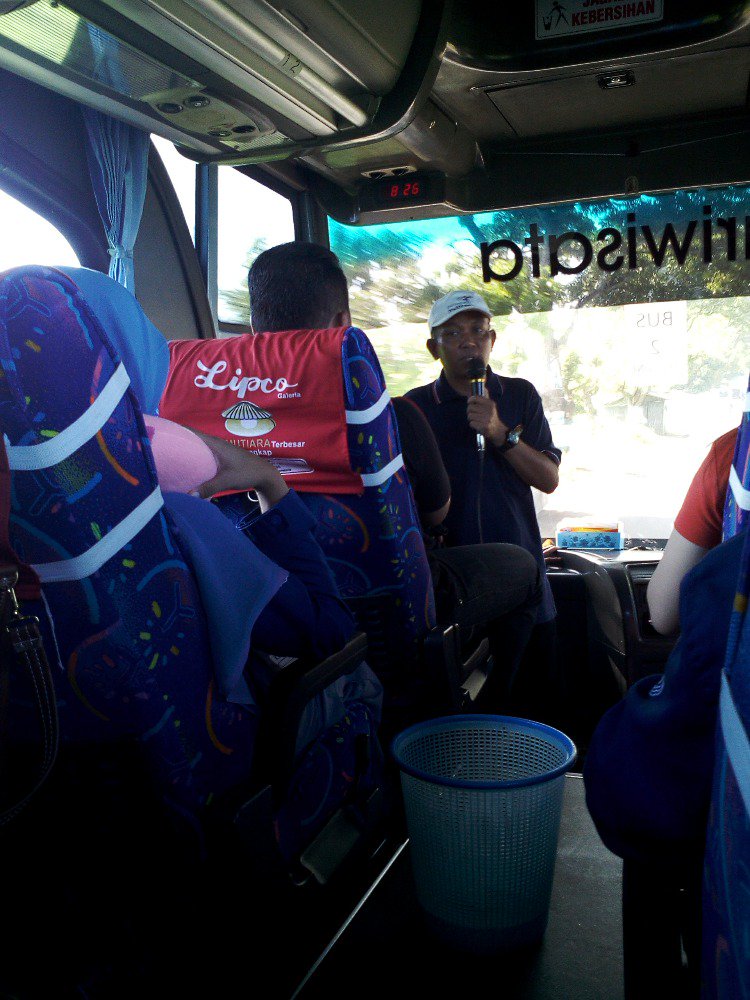 jiaionline's tweet photo. para peserta kkl sedang menuju desa Sade suku sasak, perjalanan ditemani oleh Pak Jafar (pemandu wisata bus 2) https://t.co/54S1pKbLeC