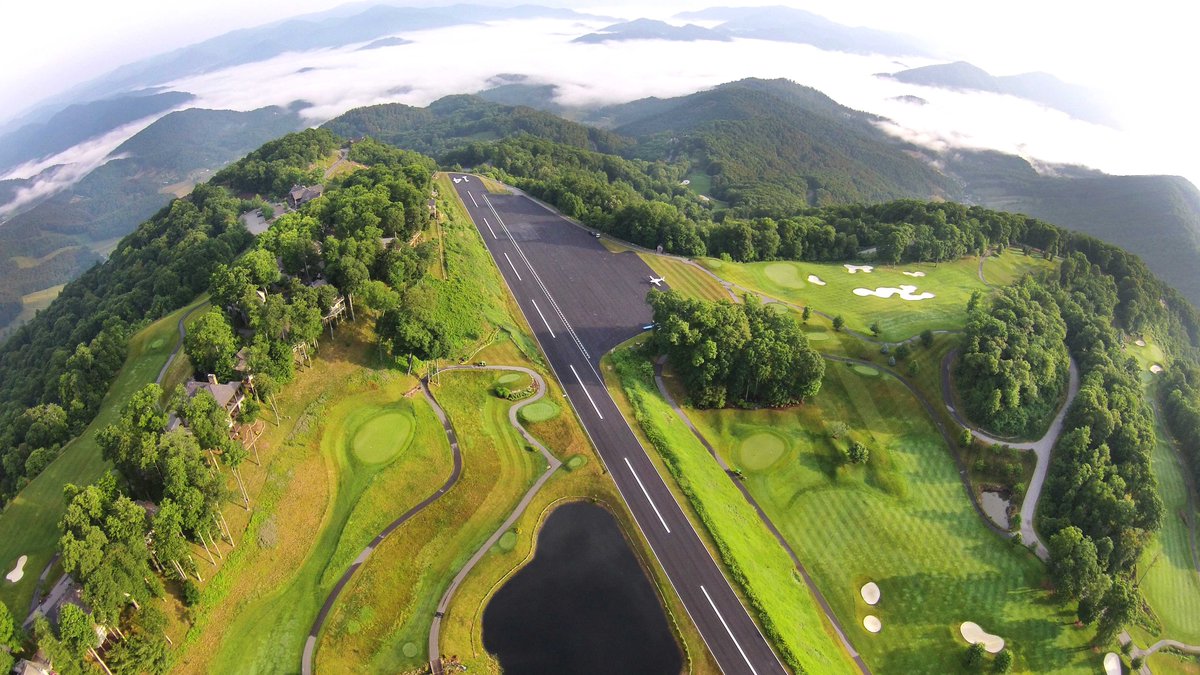 PrivateAirMag's tweet photo. Looking for a #luxury fly-in community with private #runway, #golf, and more.  https://t.co/IHwt5Mz0vP #privatejets https://t.co/VPDp2j2kKe