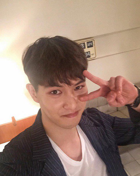 CNBStorm's tweet photo. [IG|Photo|Trans] Lee Jonghyun had a haircut (04.03.2016) https://t.co/6tvFpwNQQq https://t.co/b6ClbSXNeP