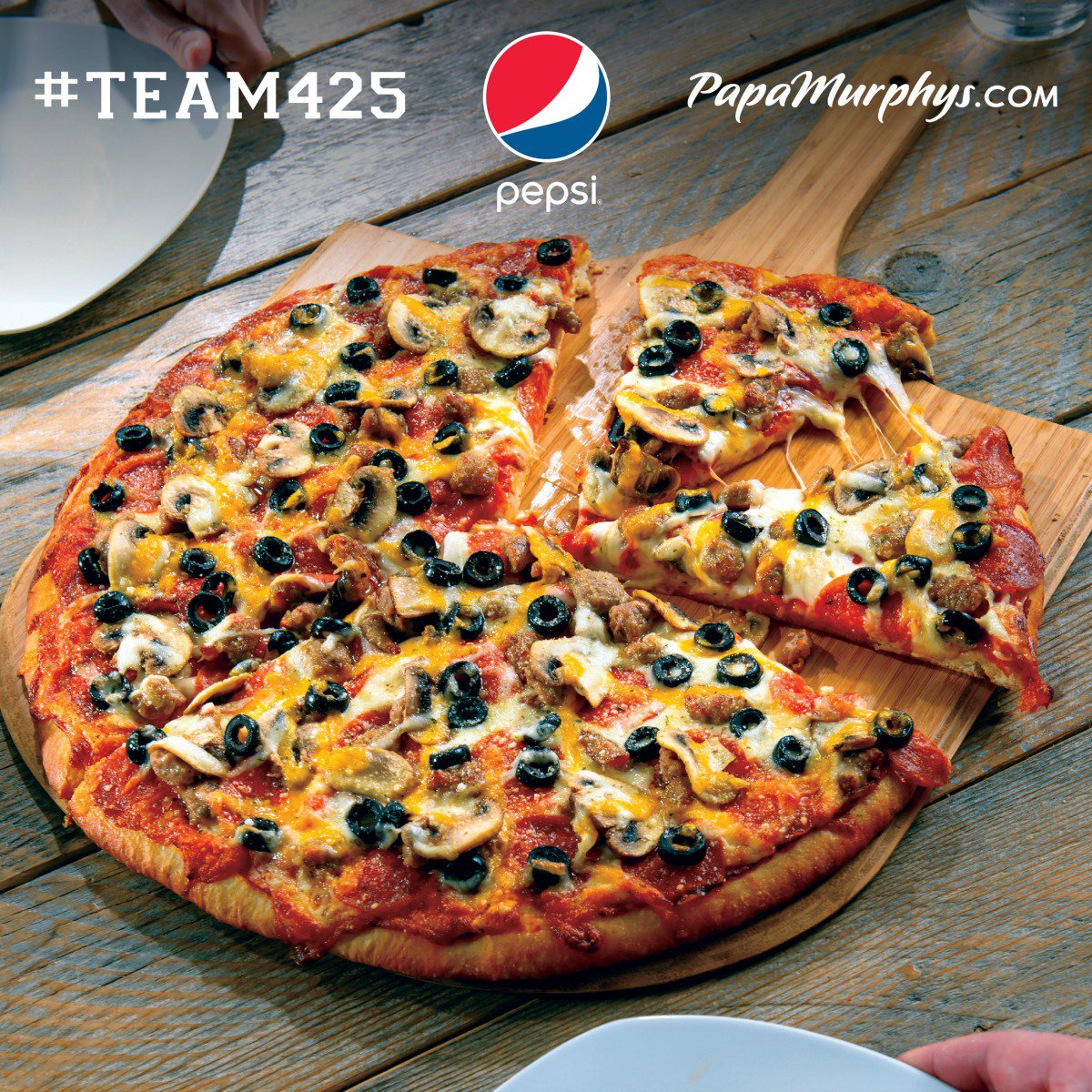 papamurphys's tweet photo. Who wants free pizza for a year? Vote in our #pizza bracket: https://t.co/T4XODMAREs #Team425 #finalfour #sweeps https://t.co/6qk5zto1Eq