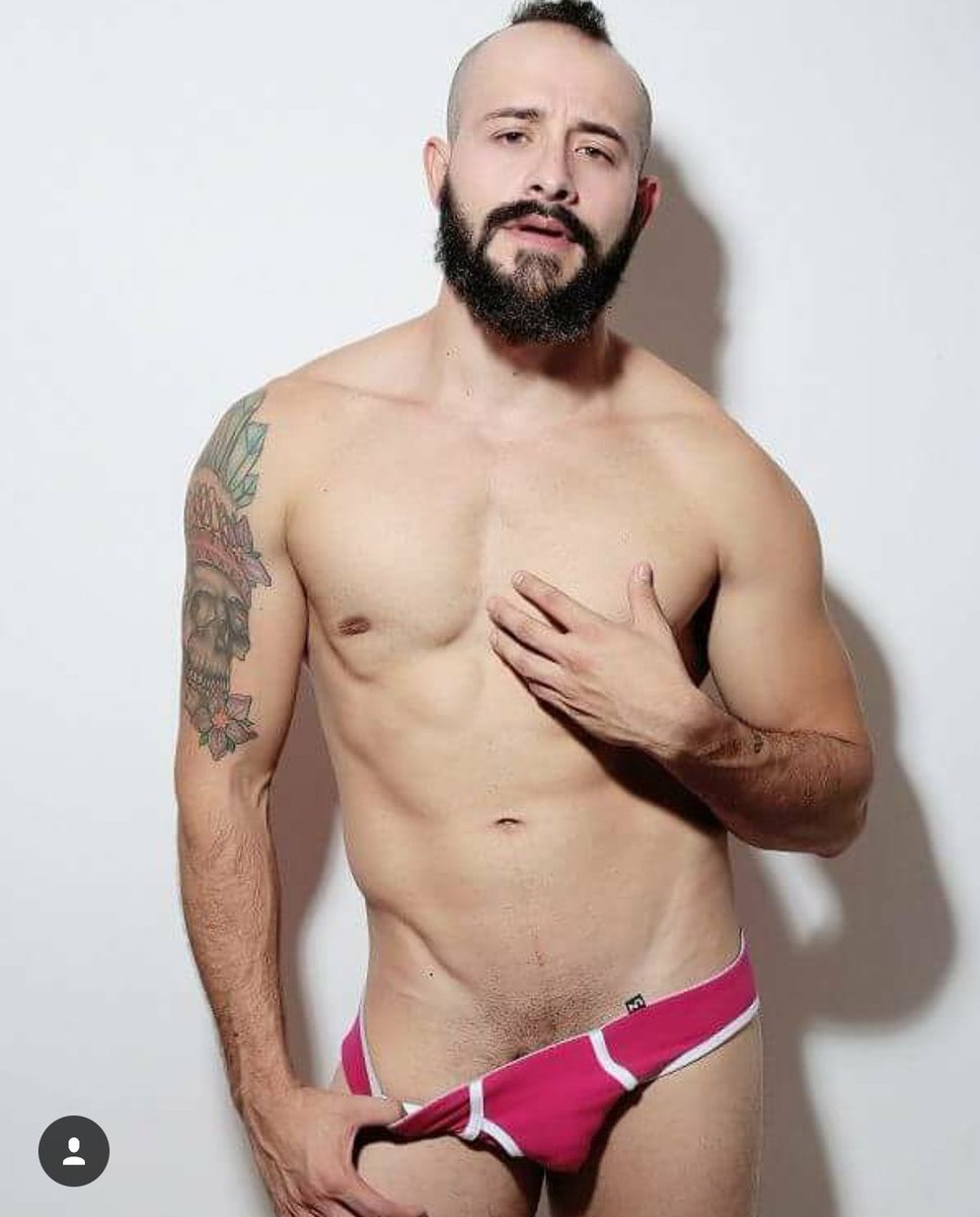 BufonaGDL's tweet photo. Dicen que esta goga es bien pasiva y con novia! Aparte la barba la tiene podrida de tanto tinte. #asco #pitochico https://t.co/dLzrRRb7lG