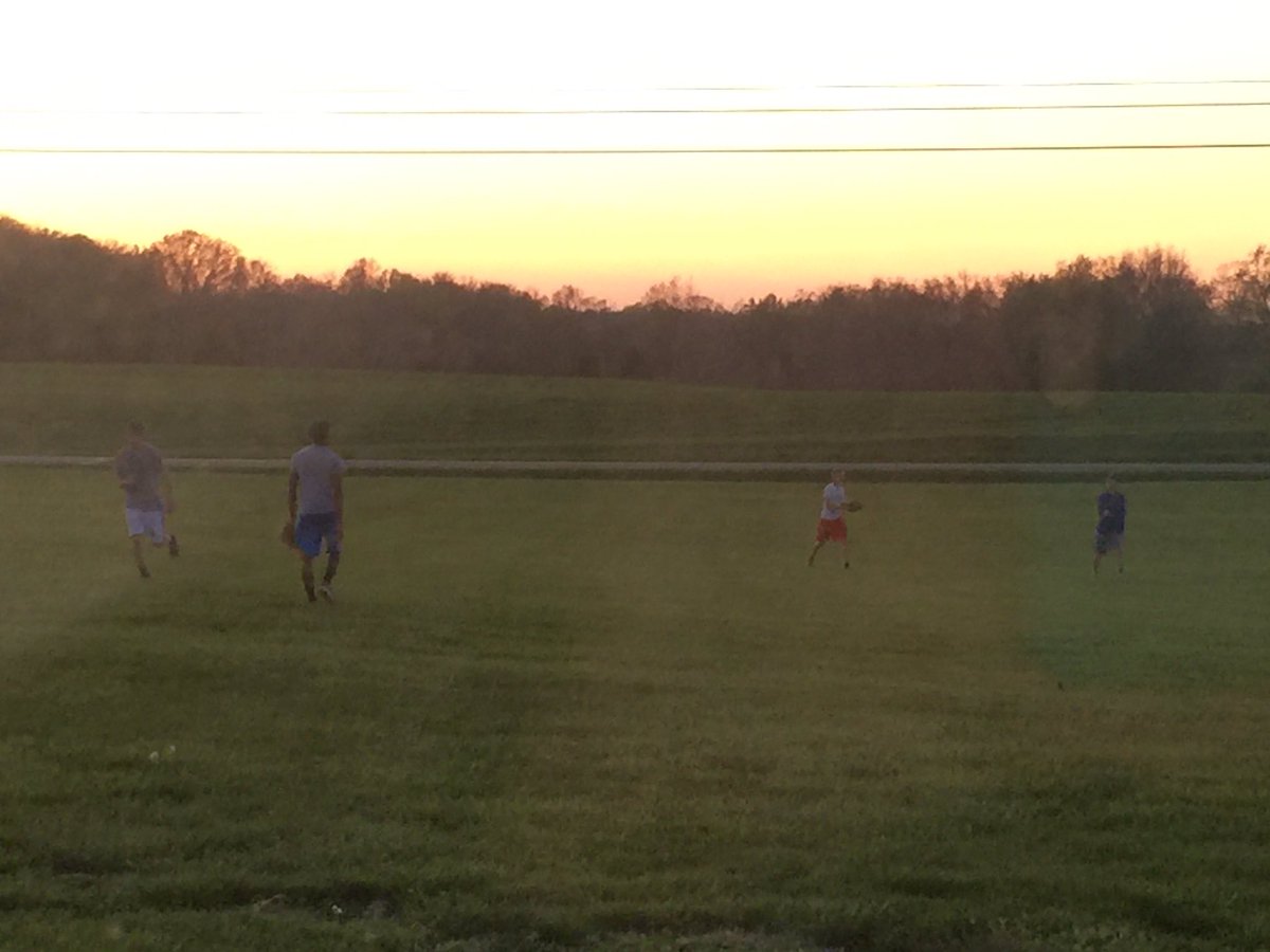 ThompsonWind's tweet photo. It's the most simple things that make us happy. Take time and enjoy. #throwingball #springbreak2016 https://t.co/MLJLUKD4ul