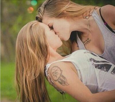 Together lesbian. Красивые лесбийские пары. Поцелуй девушек. Поцелуй двух девушек. Девушка целует девушку.