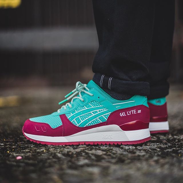 Sneaker Shouts™ on Twitter: "On foot look at the ASICS Gel Lyte III "Spectra Green" with 3M accents END -&gt; https://t.co/6urXMTOLs0 https://t.co/bPmRbZl3cJ" / Twitter