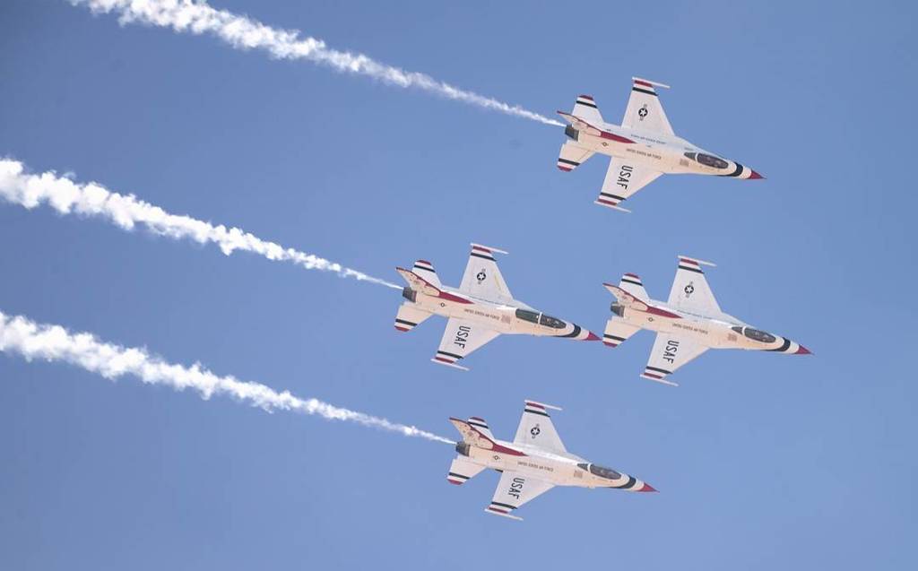 FreeInSoCal's tweet photo. Beautiful sight in the Arizona sky #luke75 #thunderbirds https://t.co/YByKujSpEt
