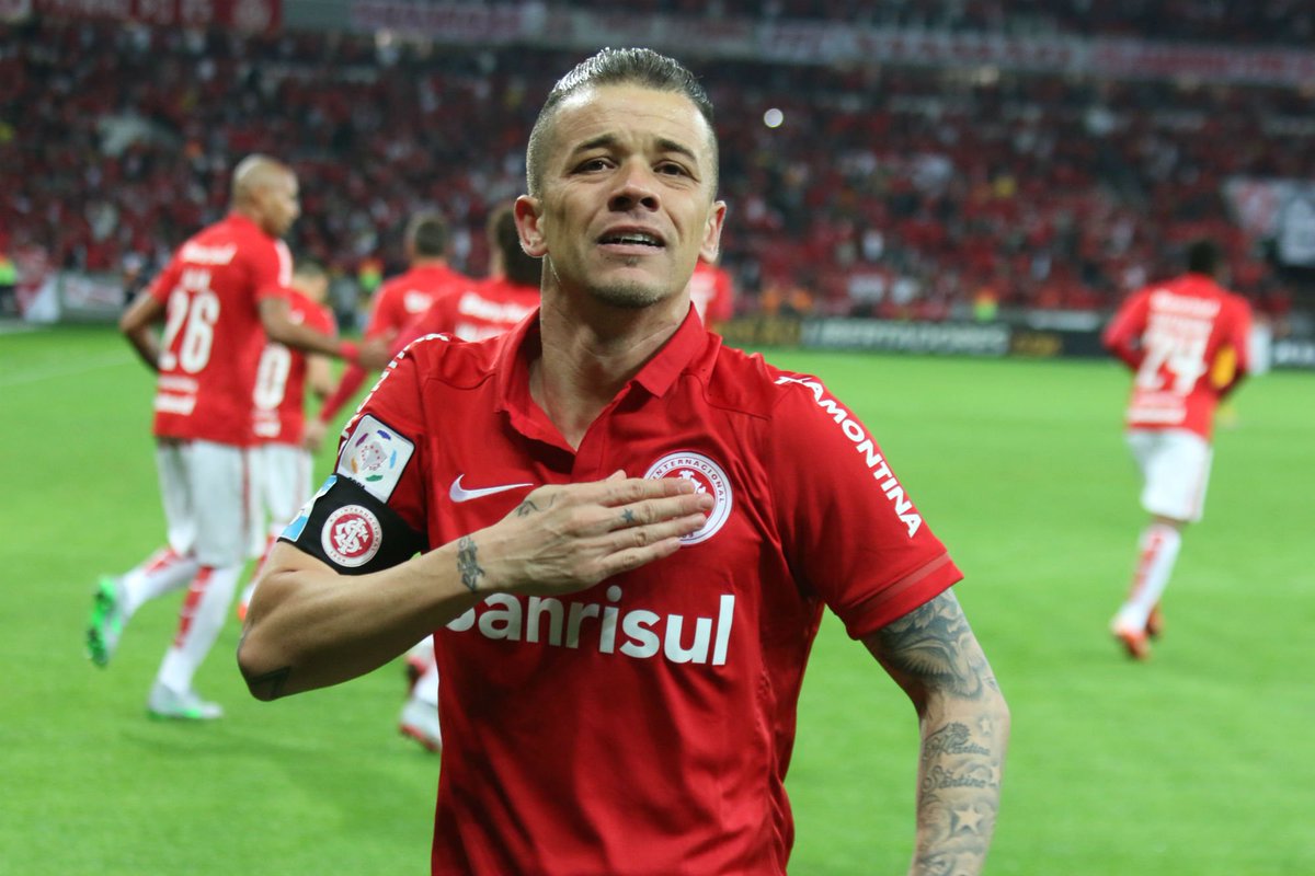 vermeIhoebranco's tweet photo. Honrou nosso manto como poucos fizeram, defendeu nossas cores com a alma! Obrigado, D'ale! #Inter107Anos https://t.co/tngkLecx9f