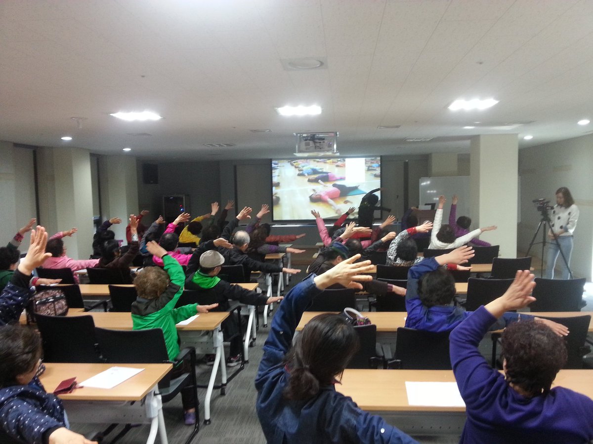 dfeunjin's tweet photo. #성남시 수정구보건소에서는 오늘부터 관절염 수중운동 교실이 시작되었습니다~관절염 예방과 관리법,잘못된 관절염에대한 지식바로잡기,수중운동 안전수칙등을 교육하고있습니다~어르신들께서 열심히 참여하고계시네요~^^ https://t.co/3Y72etxc4R