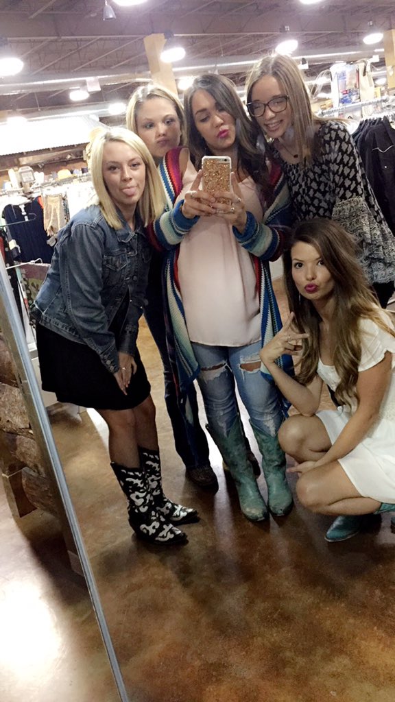 Cassybabyy's tweet photo. I love these amazing people! #cbc7 #squad https://t.co/wO7PsNz5Sc