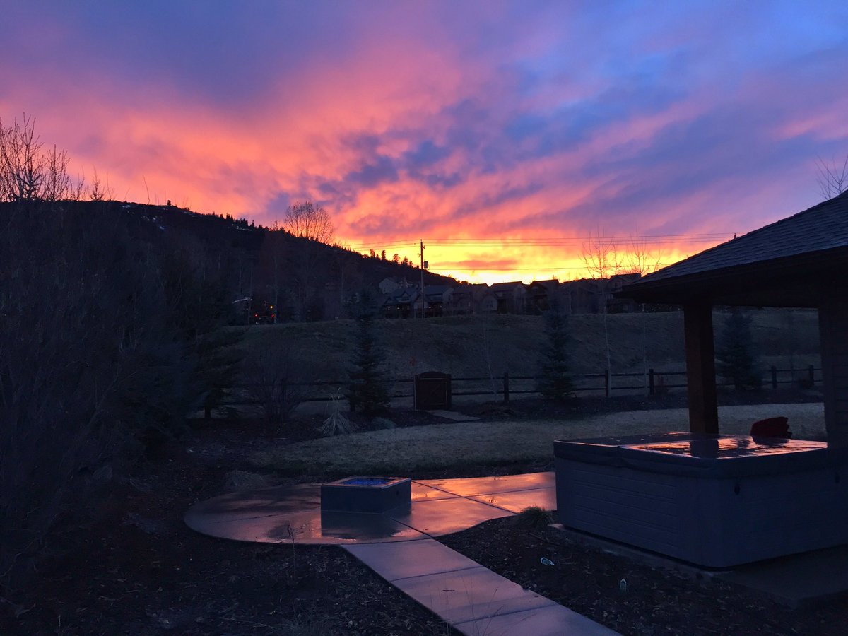 sagekotsenburg's tweet photo. The sunset is epic in Park City right now! https://t.co/GHHApZneKL