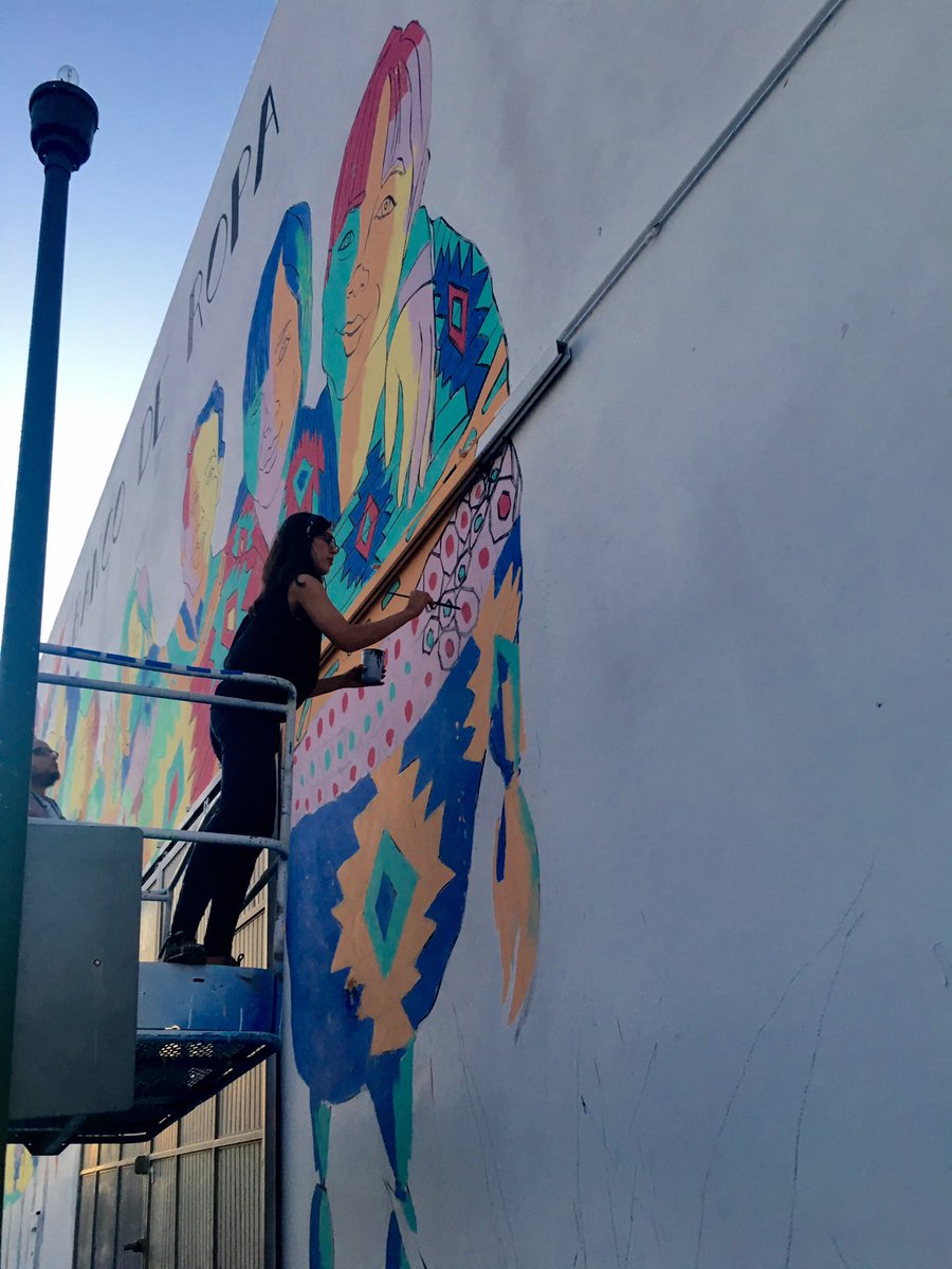 SobrePapel's tweet photo. La pintora navojoense @macongu da los últimos toques al mural en el Banco de Ropa de #Hermosillo https://t.co/25I5rocqek