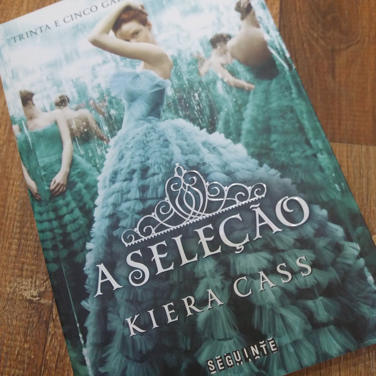 LunisLeitora's tweet photo. Nova Leitura ... #ASelecao ... 35 garotas e uma coroa ... que a viagem comece ... venha comigo 😉 https://t.co/n2Y8SgPMN2