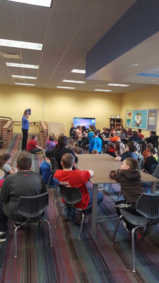 svbear1's tweet image. Author Andrea Gribble working with our 5th grade students today. #mightycardinals