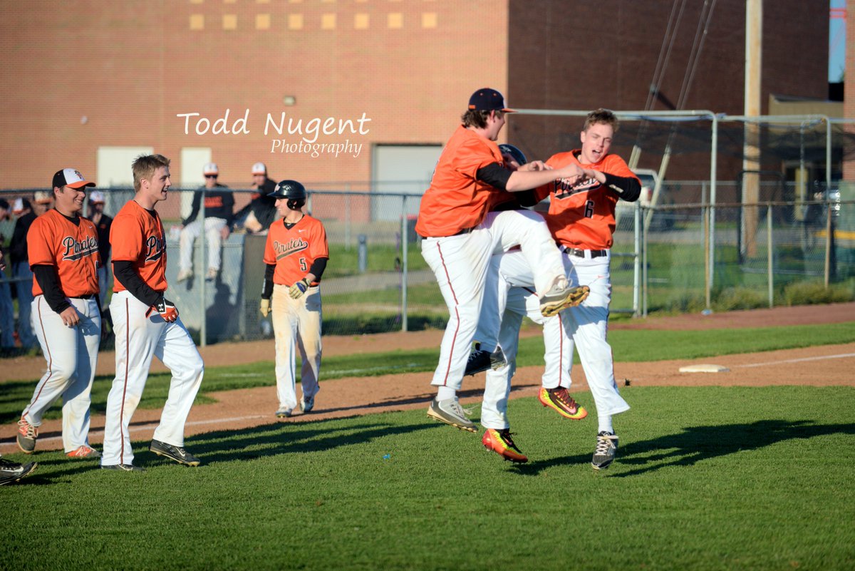 tanugent12's tweet image. @jear_bear6 with a walk off for the @Piratebaseball win over Belton! @PCHSAthletics1