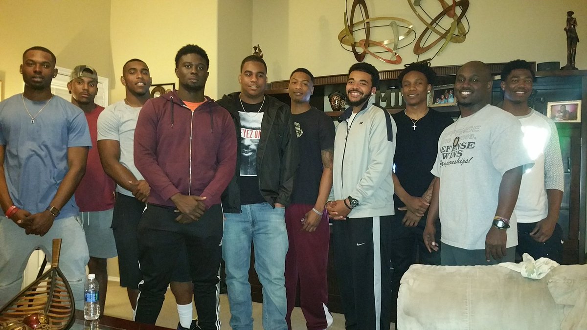 dalblac99's tweet photo. Nothing like watching the game with my boys!! #Chunkitdeep
#TSUwidereceivers
#TooSwaggedUp
#NCAAChampionship https://t.co/KGznTk5faN