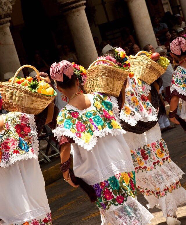 #SabíasQue el terno es el traje típico de la mujer yucateca? #VenAMerida y descubre más de nuestra cultura