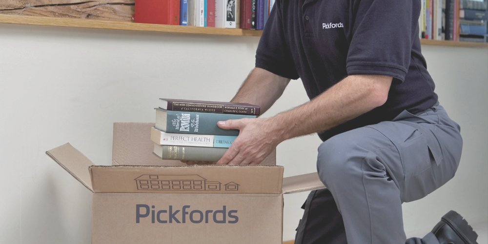 Pickfords's tweet photo. #PackingTipTuesday: Pack heavy items into small boxes so they are easy to lift. https://t.co/QxkxR5dkXd