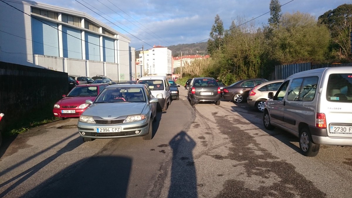 Aldovera36's tweet photo. @mfriobo @PsoeDeMoana el paso  para ir al cole los niños,riesgo de atropello no tienen sitio para pasar.solucion ya! https://t.co/pvbUM290IF
