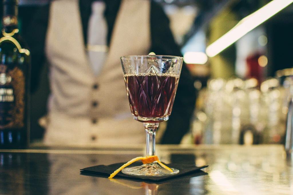 FCocktailWeek's tweet photo. "Bonnie and Clyde" il #cocktail di Roberto Sibilano di #ViktoriaLoungeBar per #florencecocktailweek #FCW16 https://t.co/t7ettqX4FQ