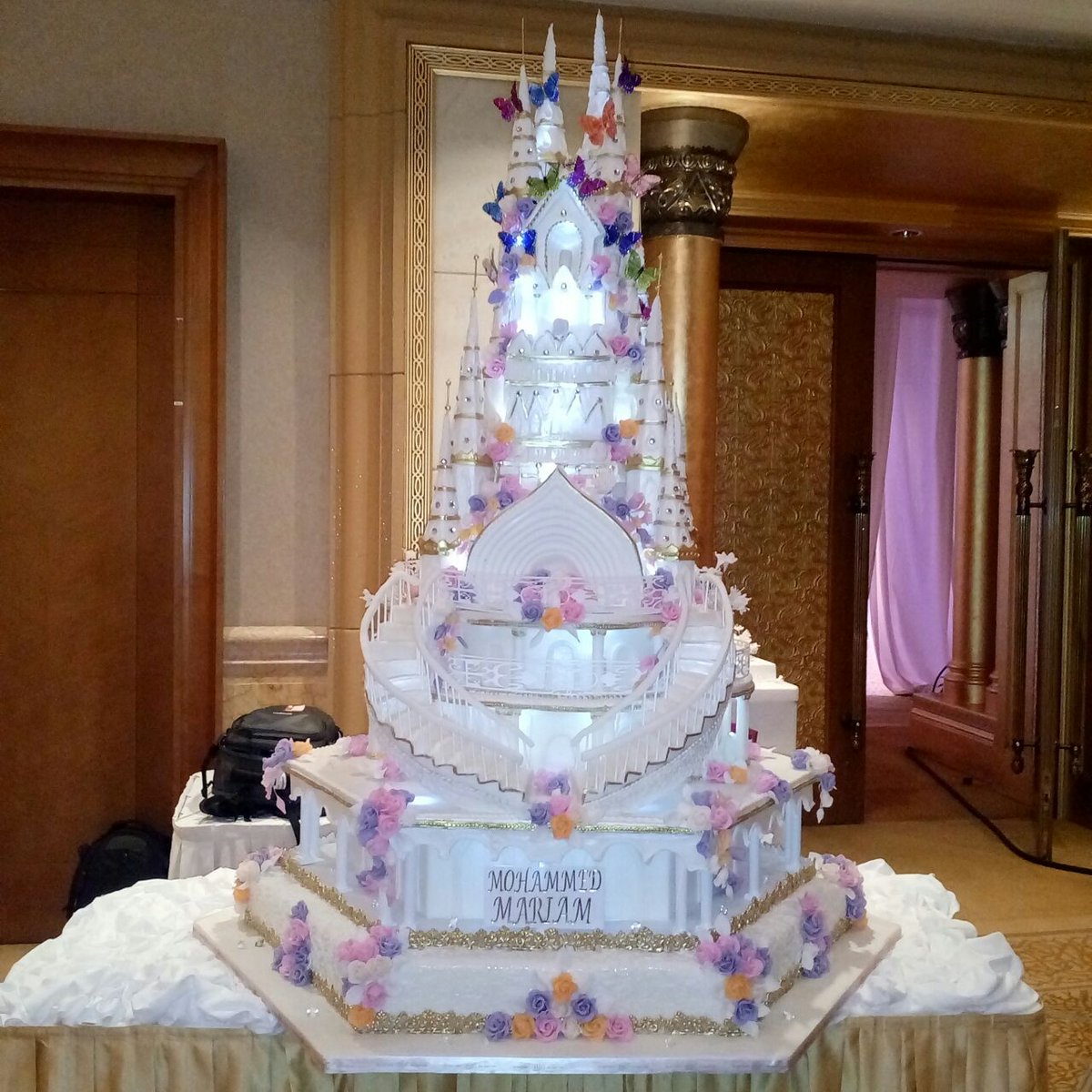 wowsweetsad's tweet photo. Wedding cake from wow in Emirates palace abudhabi https://t.co/k2N8Q5LqqI