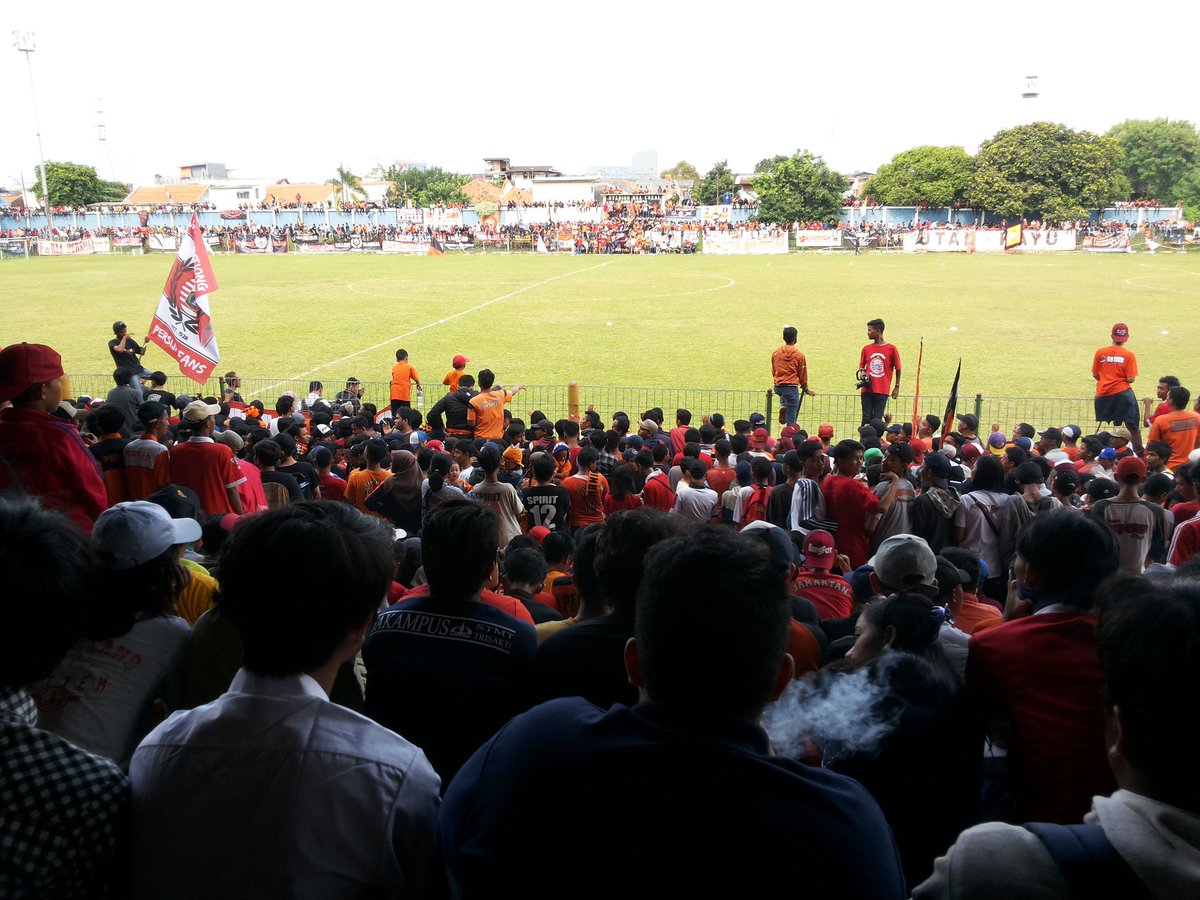 Jelang uji coba PERSIJA vs Barito putra stadion Bea Cukai rawamangun sudah ramai oleh temen2 The Jak.