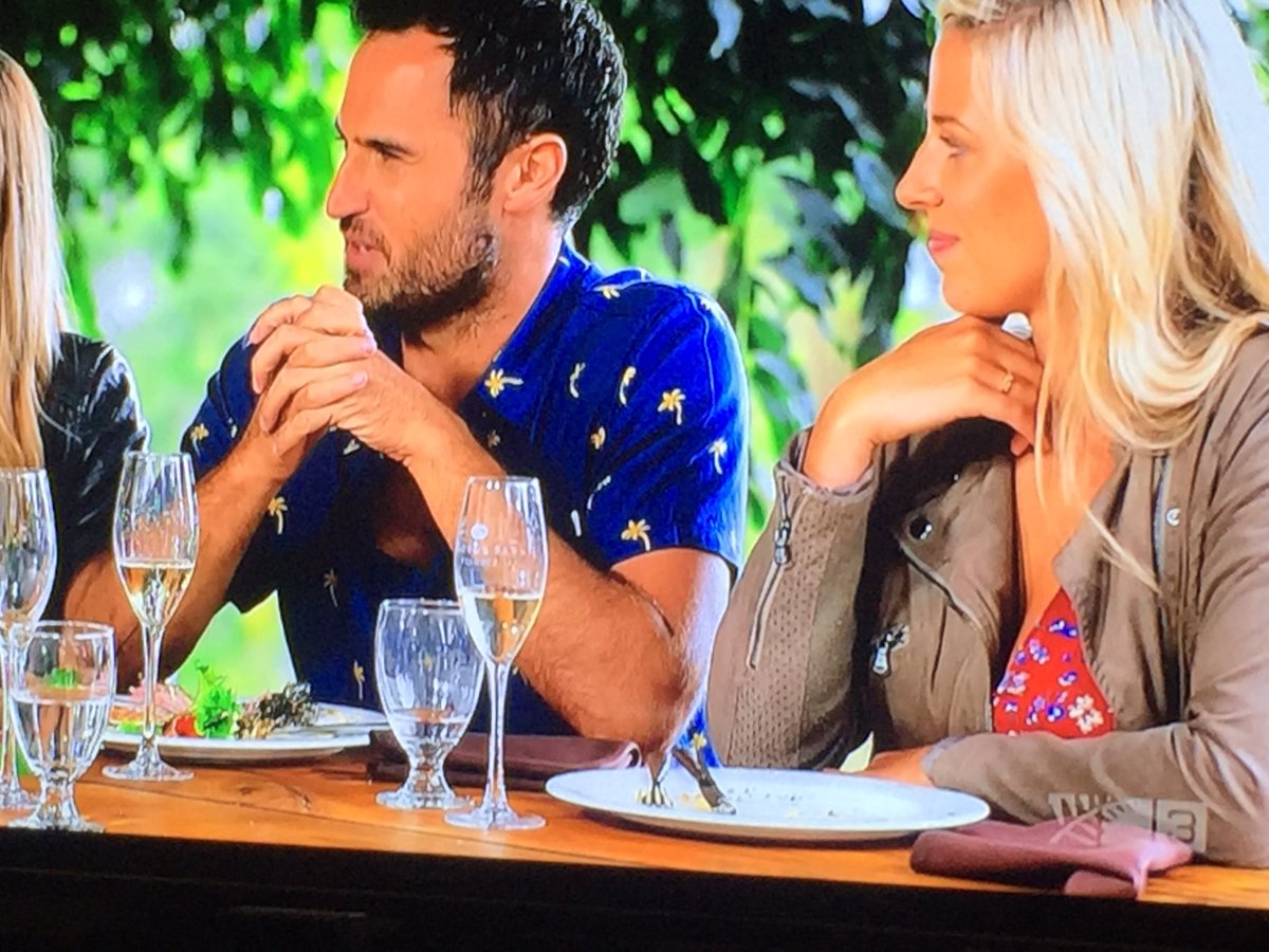 When everyone else leaves food on their plates and I've pretty much licked mine clean😂 <a href="/TheBachelorNZ/">The Bachelor NZ</a> #thebachelornz