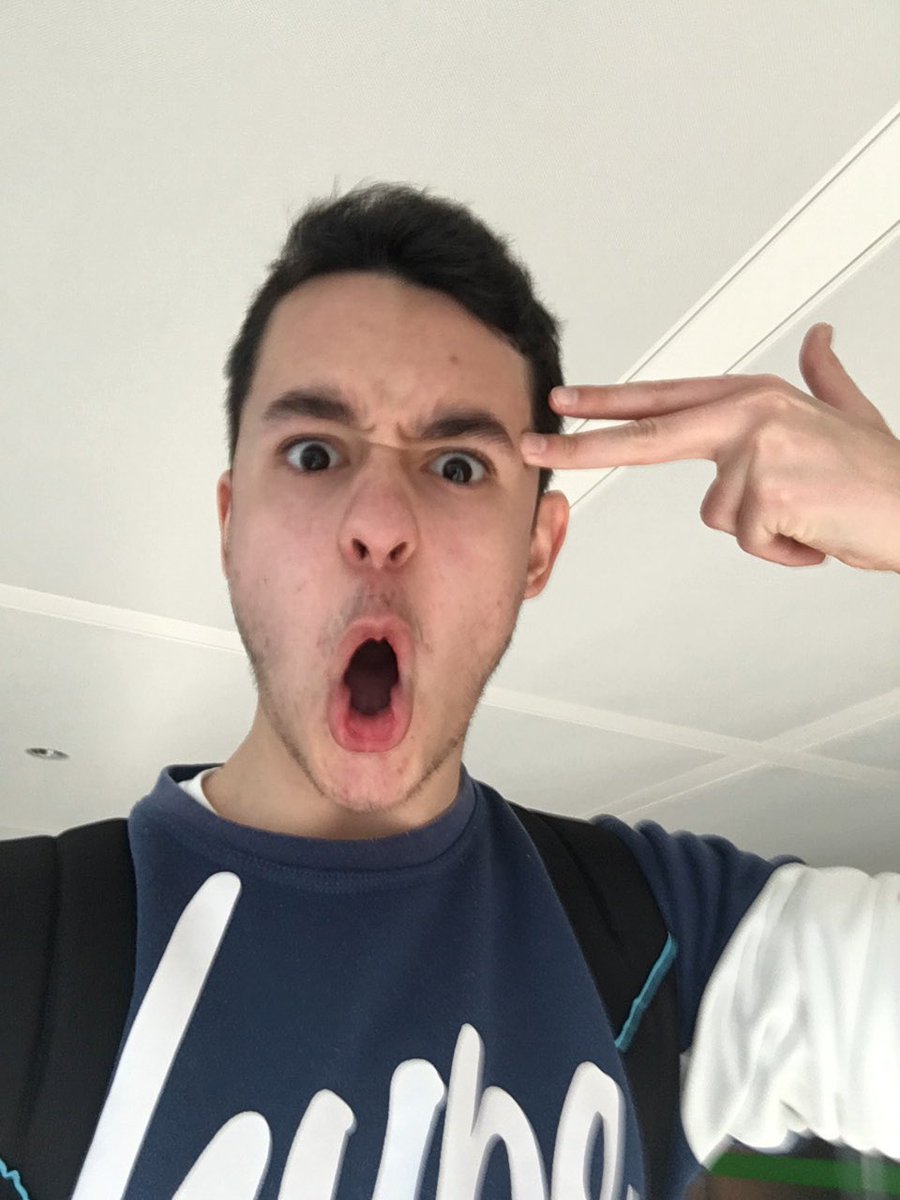 TheGrefg's tweet photo. Cuando pierdes un vuelo por 2 minutos y te gustaría pegarte un puto tiro en medio del aeropuerto... https://t.co/tgHaWsTUJD