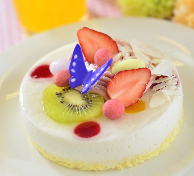東京ディズニーリゾートpr 公式 Pa Twitter クイーン オブ ハートのバンケットホール のグランドメニュー アンバースデーケーキ がこの時期だけ イースターケーキ に カラフルに盛り付けられたフルーツがお花みたいですね T Co Htleemjjyz