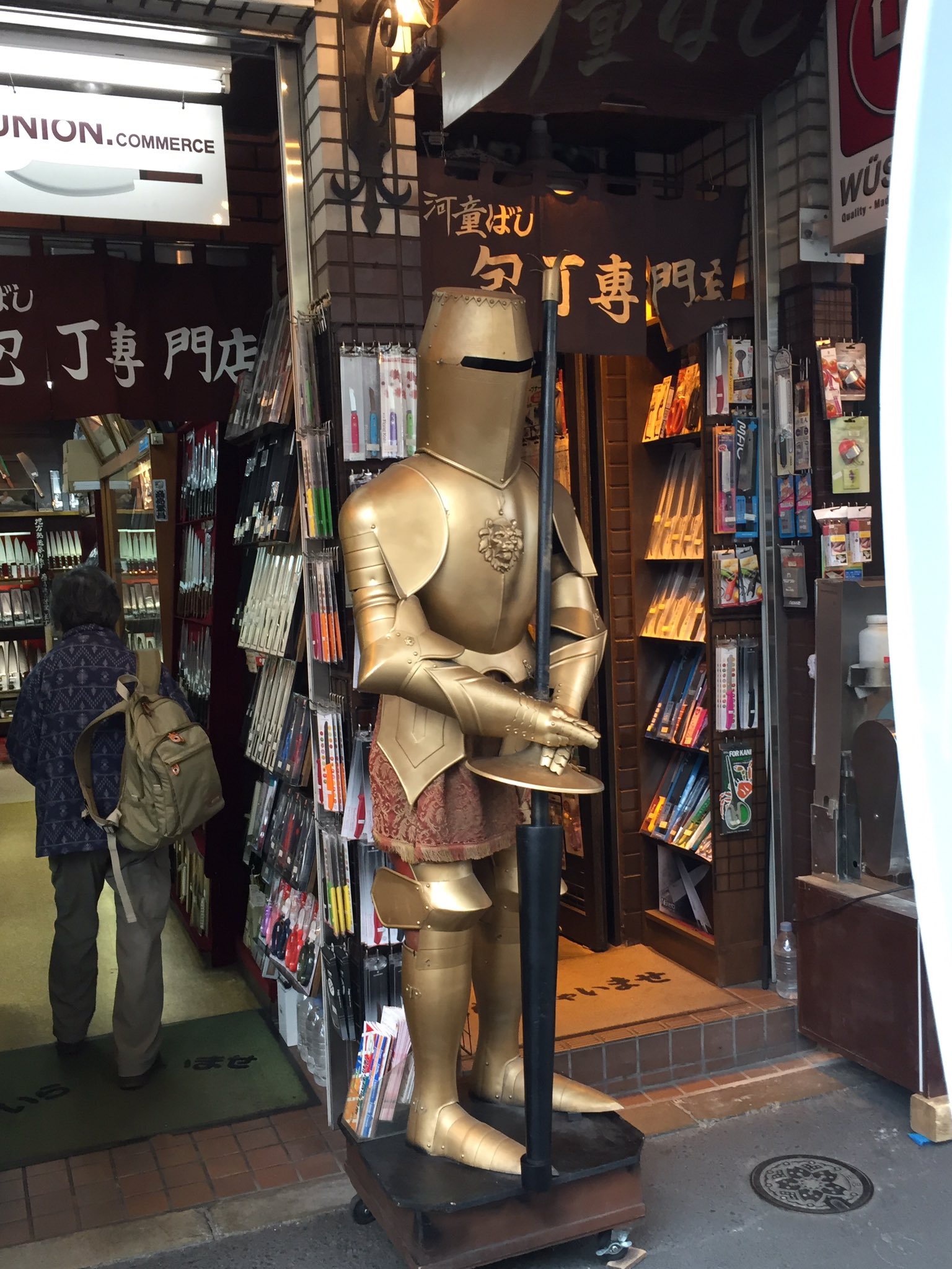 川島明 ダークソウルiiiをコツコツやっているので 角をまがった時にこれが立ってて わ と声を出してしまった スピア系の武器を持ってるので連続突きを防ぎきれば反撃チャンス 真横をローリングして左のお婆さんの位置をとるのが理想か T Co