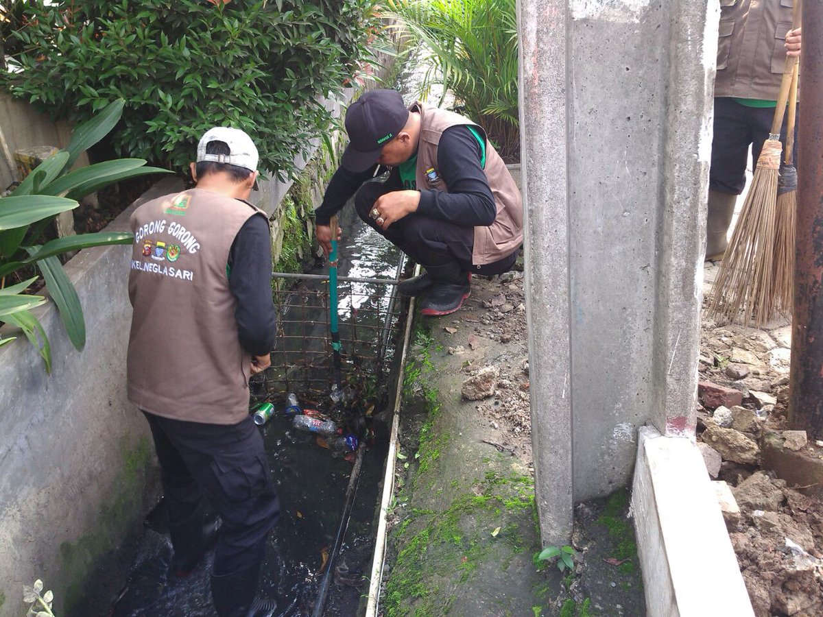 kelneglasari's tweet photo. Selasa, 5-4-2016
Giat bebersih selokan-selokan di Jl Cikutra RW 04 @ridwankamil @DiskominfoBdg @PemumBdg https://t.co/MGS8zn6lTD
