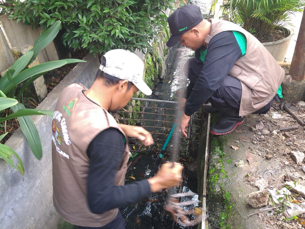 kelneglasari's tweet photo. Selasa, 5-4-2016
Giat bebersih selokan-selokan di Jl Cikutra RW 04 @ridwankamil @DiskominfoBdg @PemumBdg https://t.co/MGS8zn6lTD