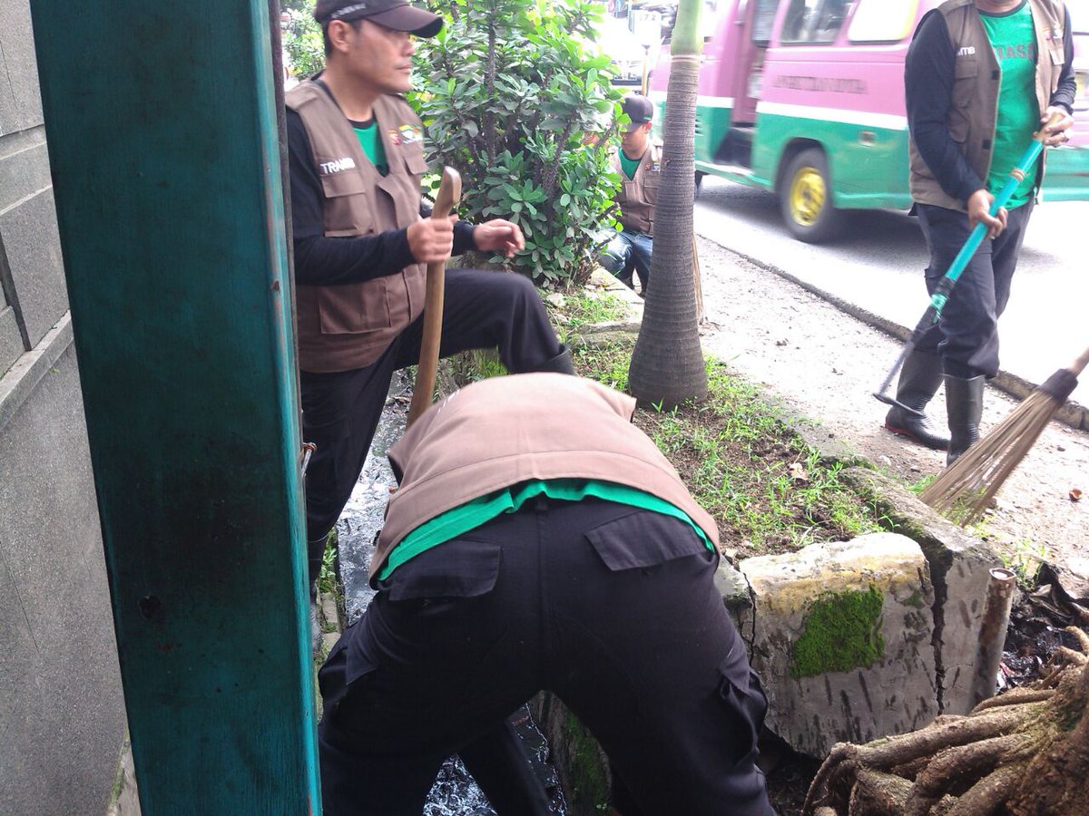 kelneglasari's tweet photo. Selasa, 5-4-2016
Giat bebersih selokan-selokan di Jl Cikutra RW 04 @ridwankamil @DiskominfoBdg @PemumBdg https://t.co/MGS8zn6lTD