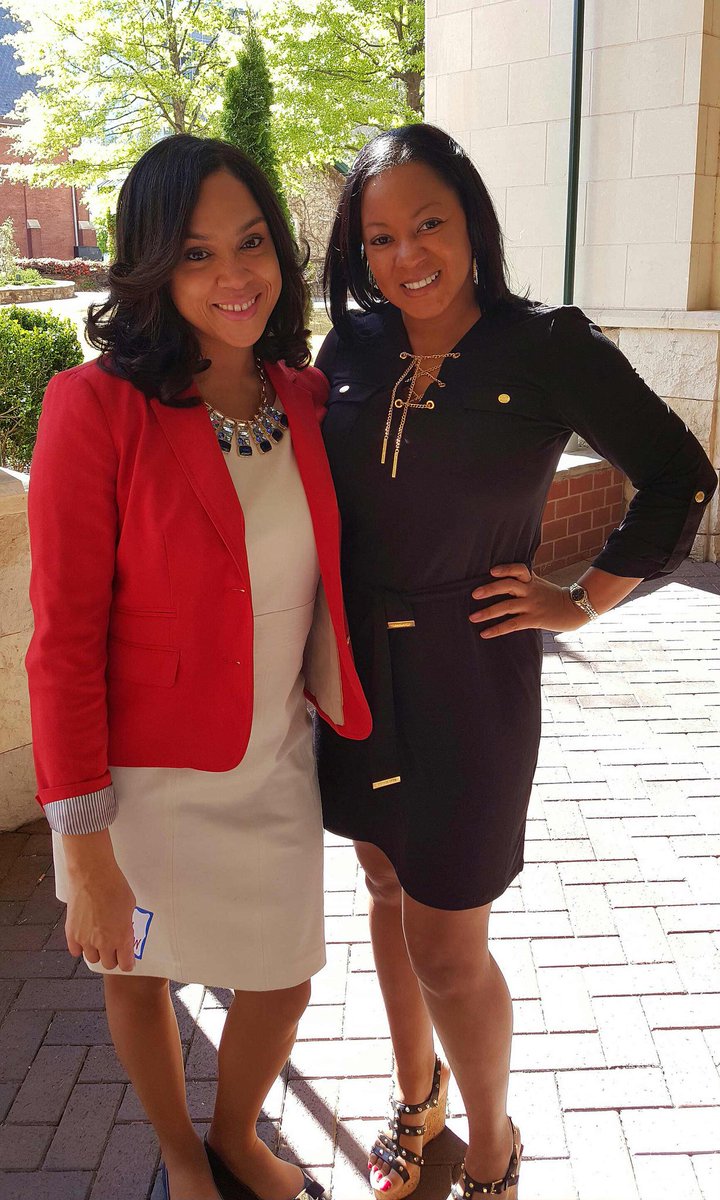 tiffanyljones's tweet photo. Thank u Marilyn & Nick Mosby for coming to Charlotte for this fabulous event. #mosbyformayor #baltimorepowercouple https://t.co/CDlmgzuONP