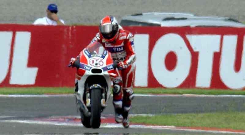 ArenaBalap's tweet photo. Perjuangan Dovizioso Tuntun Motor Untuk Bisa Finish ke-13 https://t.co/TY16MMwSNS https://t.co/Fq0cA1tKJr