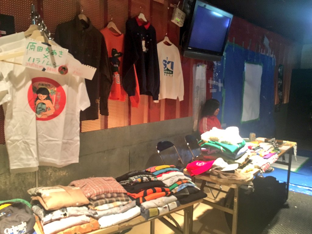 ONEXT_S's tweet photo. ONEXT vol.3

あと少しで開場です！！

アメ村のFan J twiceというライブハウスが会場です！

こちらの看板が目印なのでぜひお越しください！

物販のハラノムシさん、ライブペイントのみかゑるさんも準備万端です😼 https://t.co/Z6hDWB63l2