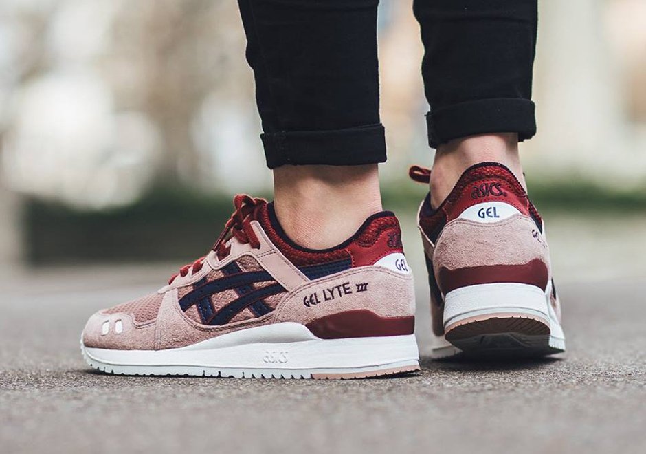SneakerNews's tweet image. Rose red and pink suede comes to an incredible Gel-Lyte III release  dlvr.it/KzCStg
