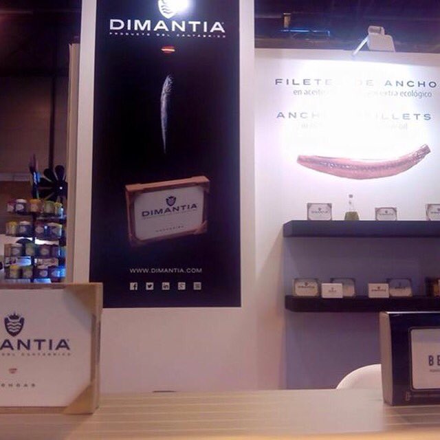 TopHatEstudio's tweet photo. Stand para feria #Gourmet en @feriademadrid diseñado por #TopHatEstudio :) @DimantiaConserv https://t.co/5ScDmNdd9G
