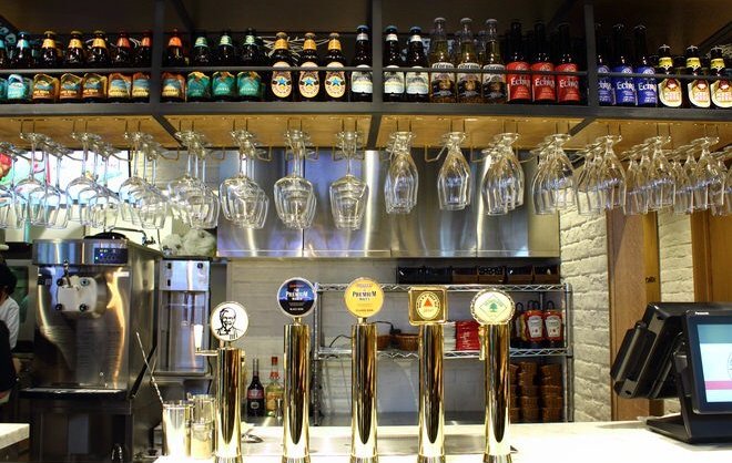 BeerAddicted_'s tweet photo. Craft Beer ของผู้พัน https://t.co/QXXoBbH9Yz  #Beeraddicted #ColonelHighBall #KFCinJapan #CraftBeer #KFCTakadanobaba https://t.co/DYSUhQB6Qk