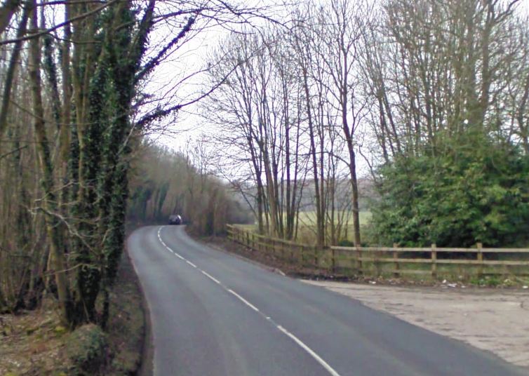 Kent_Online's tweet photo. A road in #Newingreen is closed this morning after a lorry crashed into a tree https://t.co/jfps0ZM9bY https://t.co/9CFF9jHGHL