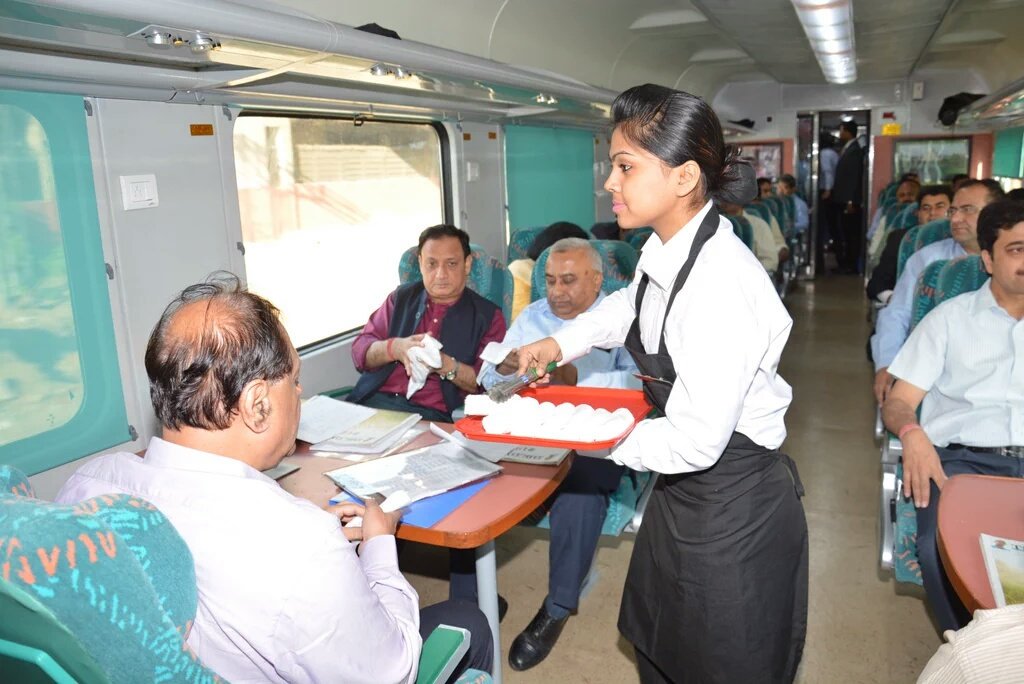 ManishBajpaiBjp's tweet image. #GatimaanExpress-वो कोसते रहे ये काम करते रहे
IstTime in IR-Polite&amp;amp;WellGroomd TrainHostesses&amp;amp;Stwrds @sureshpprabhu
