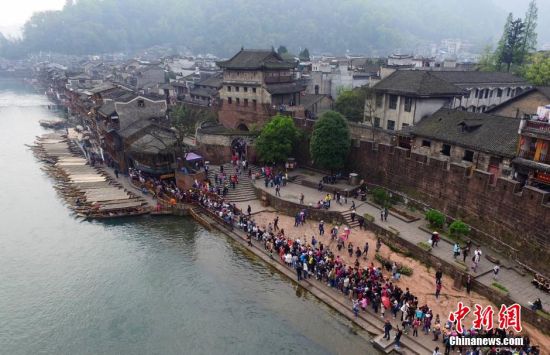 ThisIsHunan's tweet image. Visitors swarmed to Fenghuang Ancient Town (凤凰古城) during the Tomb-sweeping holiday. #ThisIsHunan