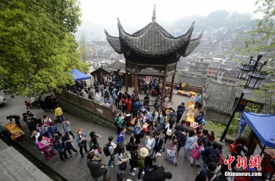 ThisIsHunan's tweet image. Visitors swarmed to Fenghuang Ancient Town (凤凰古城) during the Tomb-sweeping holiday. #ThisIsHunan