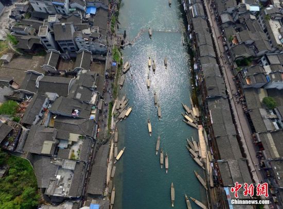 ThisIsHunan's tweet image. Visitors swarmed to Fenghuang Ancient Town (凤凰古城) during the Tomb-sweeping holiday. #ThisIsHunan