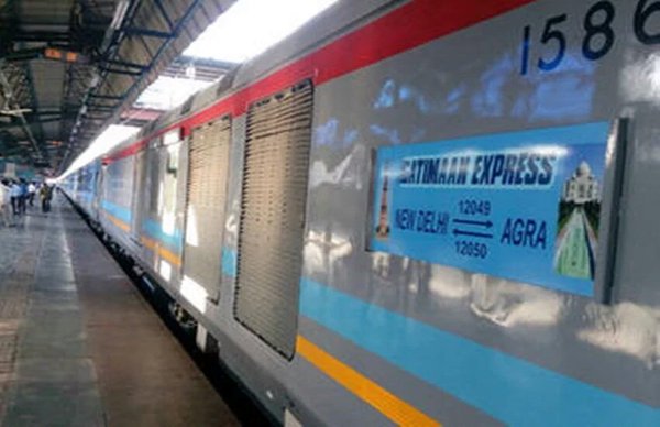 narendramodi177's tweet image. This is not a Flight #GatimaanExpress Indias Fastest, AC, Wifi &amp;amp; Trainhostess
#AccheDin @narendramodi @sureshpprabhu